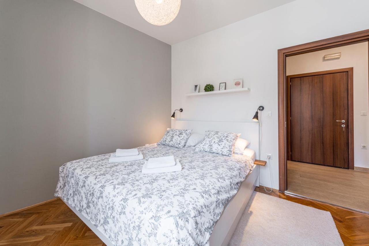 51 Street Apartment دوبروفينك المظهر الخارجي الصورة